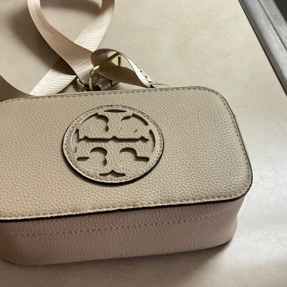 NO BRAND. It is a dupe of designer bag. Cream Crossbody Bag - Picture 5 of 6